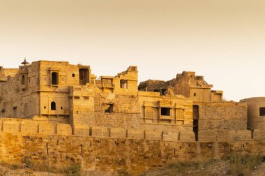 Jaisalmer, Rajasthan, Hindistan - 15 Ekim 2019: Jaisalmer Kalesi veya Sonar Quila veya Golden Fort. Sarı kumtaşından yapılmış canlı bir kale. Thar Çölü 'nde eski ipek ticaret yolu boyunca UNESCO dünya mirası sahası.