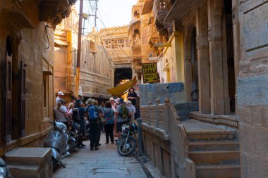 Jaisalmer, Rajasthan, Hindistan - 13 Ekim 2019: Jaisalmer Kalesi ya da Sonar Quila ya da Golden Fort 'un iç manzarası, sabah ışığında sarı kumtaşından yapılmış. Thar Çölündeki UNESCO dünya mirası sahası.