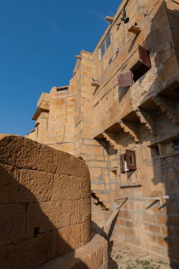 Jaisalmer, Rajasthan, Hindistan - 15 Ekim 2019: Jaisalmer Kalesi veya Sonar Quila veya Altın Kale, sarı kumtaşından yapılmış, sabah ışığında. Thar Çölündeki UNESCO dünya mirası sahası.