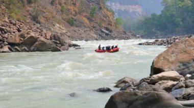 Haridwar, Uttarakhand, Hindistan - 11 Nisan 2021: Nehir raftingi, Ganj Nehri üzerindeki su sporları. Arka planda Hiamalaya dağları ve ormanı.