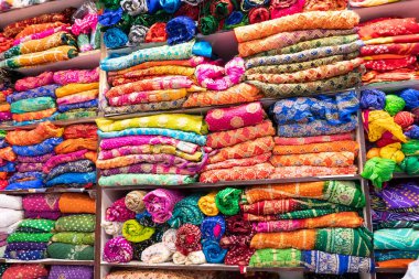 Güzel renkli Hint sarileri pazar yeri Jaisalmer, Hindistan 'da satışa sunuluyor..