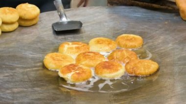 Dahi Vada hazırlanıyor, ünlü Hint yemeği. Haridwar, Uttarakhand, Hindistan.