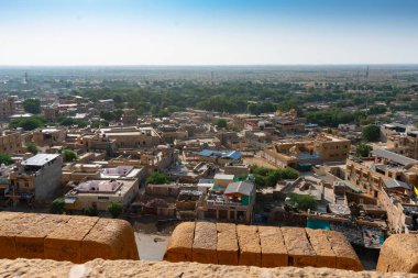 Jaisalmer, Rajasthan, Hindistan - 16 Ekim 2019: Jaislamer Kalesi ya da Sonar Quila ya da Altın Kale 'nin içinden Jaisalmer şehrinin manzarası. Thar Çölü 'nde eski ipek ticaret yolu boyunca UNESCO dünya mirası sahası.