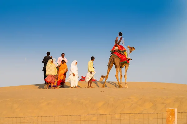 Thar Desert Rajasthan Índia Outubro 2019 Turistas Montando Camelos Camelus — Fotografia de Stock