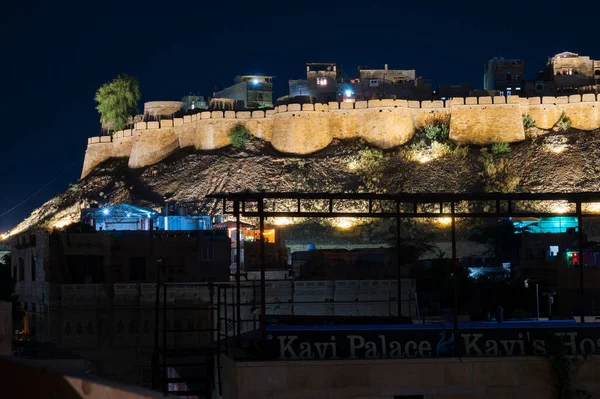 Jaisalmer, Rajasthan, Hindistan - 14 Ekim 2019: Ünlü Jaisalmer Kalesi veya Sonar Quila veya Golden Fort 'un gece görüntüsü. Sarı kumtaşından yapılmış canlı bir kale. UNESCO Dünya Mirası Alanı, Thar Çölü.