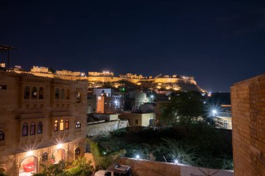 Jaisalmer, Rajasthan, Hindistan - 14 Ekim 2019: Ünlü Jaisalmer Kalesi veya Sonar Quila veya Golden Fort 'un gece görüntüsü. Sarı kumtaşından yapılmış canlı bir kale. UNESCO Dünya Mirası Alanı, Thar Çölü.