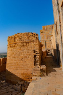 Jaisalmer, Rajasthan, Hindistan - 15 Ekim 2019: Jaisalmer Kalesi veya Sonar Quila veya Altın Kale, sarı kumtaşından yapılmış, sabah ışığında. Thar Çölündeki UNESCO dünya mirası sahası.