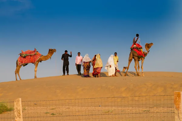 印度拉贾斯坦邦塔尔沙漠 Thar Desert Rajasthan 2019年10月15日 在塔尔沙漠的沙丘上骑骆驼的游客 在所有来这里观光的游客中 骆驼是最受欢迎的活动 — 图库照片