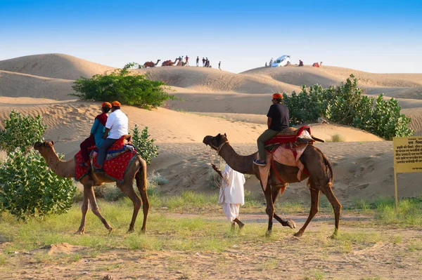 游客们骑着骆驼 在塔尔沙漠的沙丘上流口水 在所有来这里观光的游客中 骆驼是最受欢迎的活动 — 图库照片