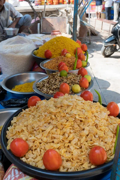 インドのラジャスタン州ジャイサルマーの路上でおいしいファーストフードの軽食 — ストック写真