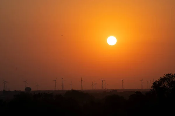 太阳升起在印度拉贾斯坦邦Jaisalmer的塔尔沙漠 远方的风车 — 图库照片