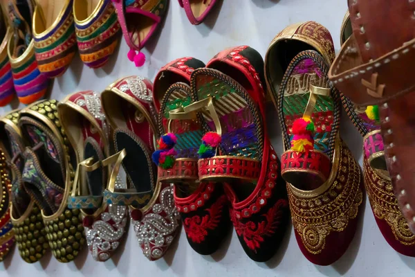 Satılık güzel Rajasthani kadın ayakkabıları. Jaisalmer, Rajasthan, Hindistan.