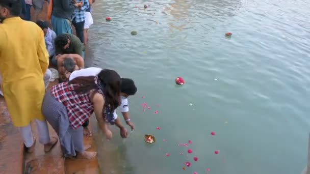 Haridwar Uttarakhand Indie Kwietnia 2021 Hinduistyczni Wielbiciele Ofiarujący Diyę Czczenia — Wideo stockowe