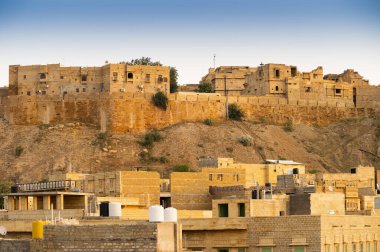 Jaisalmer, Rajasthan, Hindistan - 15 Ekim 2019: Jaisalmer Kalesi veya Sonar Quila veya Golden Fort. Sarı kumtaşından yapılmış canlı bir kale. Thar Çölü 'nde eski ipek ticaret yolu boyunca UNESCO dünya mirası sahası.