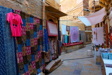 Jaisalmer, Rajasthan, Hindistan - 13 Ekim 2019: Renkli kadın giysileri sabah Jaisalmer Kalesi 'nin içindeki pazar yerinde satılığa çıkarıldı. Popüler UNESCO dünya mirası sahası.