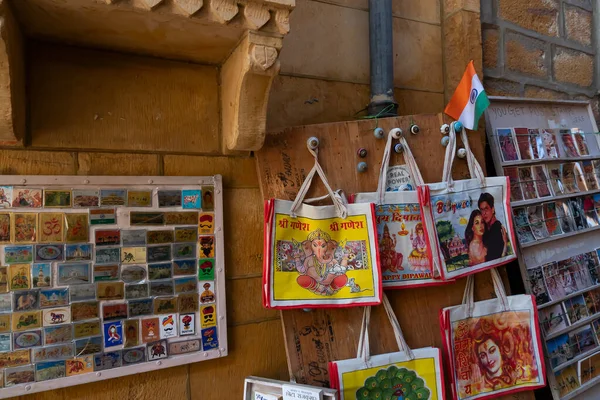 Jaisalmer, Rajasthan, Hindistan - 13 Ekim 2019: Renkli çantalar ve el çantaları sabah saatlerinde Jaisalmer Kalesi 'nin içindeki pazar yerinde satılmak üzere turistlere sunuluyor. UNESCO dünya mirası sahası.