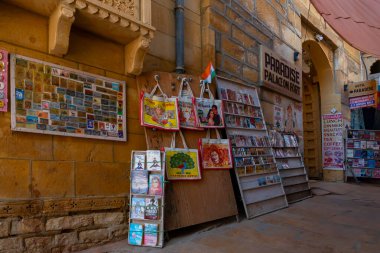 Jaisalmer, Rajasthan, Hindistan - 13 Ekim 2019: Renkli çantalar ve el çantaları sabah saatlerinde Jaisalmer Kalesi 'nin içindeki pazar yerinde satılmak üzere turistlere sunuluyor. UNESCO dünya mirası sahası.