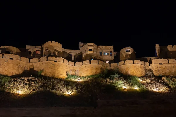 Jaisalmer, Rajasthan, Hindistan - 15 Ekim 2019: Jaisalmer Kalesi veya Sonar Quila veya Altın Kale, sarı kumtaşından yapılmış, öğleden sonra ışığı altında. Thar Çölündeki UNESCO dünya mirası sahası.