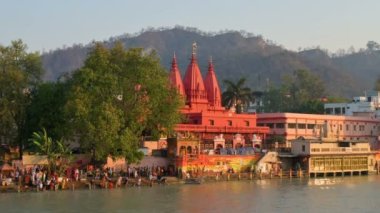 Haridwar, Uttarakhand, Hindistan - 10 Nisan 2021: Kumbh Mela vesilesiyle Ganj Nehri kıyısındaki ünlü Har Ki Pauri Ghat manzarası. Ayine Shaahi snan veya Kumbh snan denir..