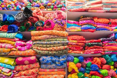 Güzel renkli Hint sarileri pazar yeri Jaisalmer, Hindistan 'da satışa sunuluyor..