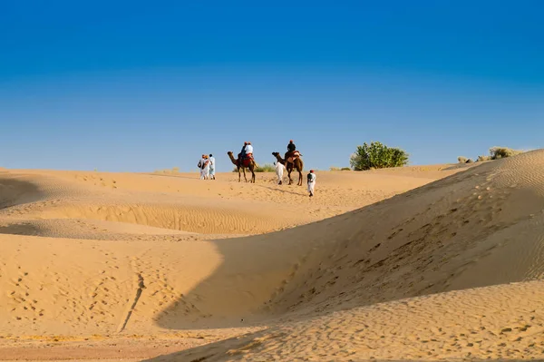 Turistas Montando Camelos Camelus Dromedarius Dunas Areia Deserto Thar Camel — Fotografia de Stock