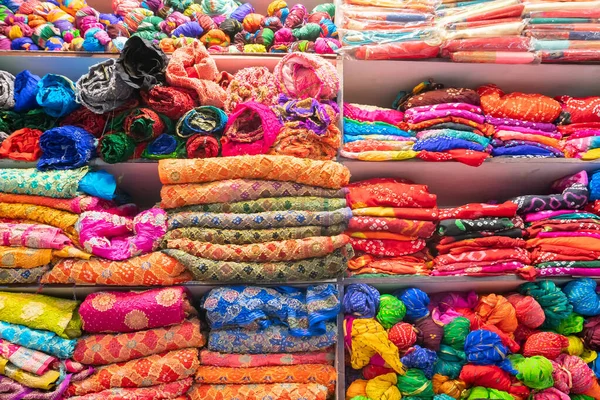Güzel renkli Hint sarileri pazar yeri Jaisalmer, Hindistan 'da satışa sunuluyor..
