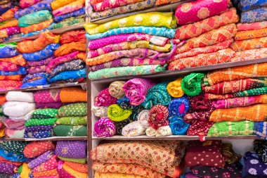 Güzel renkli Hint sarileri pazar yeri Jaisalmer, Hindistan 'da satışa sunuluyor..