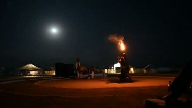 Thar Çölü, Rajasthan, Hindistan - 15 Ekim 2019: Kafasında Rajasthan 'ın kültürel elbisesi ile gece vakti dans eden kadın dansçı. Rajasthani halk dansları 4K.
