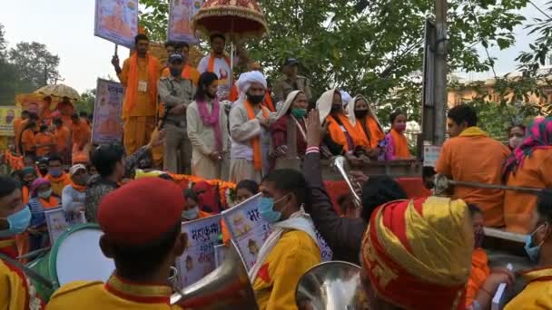 Haridwar Uttarakhand India Квітня 2021 Індуїстські Шанувальники Яскравих Шафранових Сукнях — стокове відео