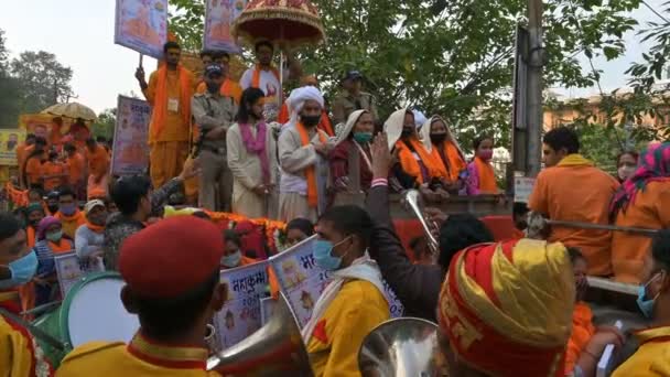 Haridwar Uttarakhand Hindistan Nisan 2021 Hindu Fanatikler Süslü Araçlarla Süslenmiş — Stok video