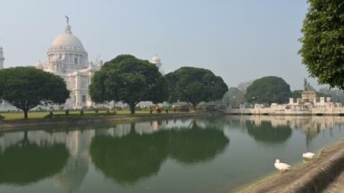 Kuğular, Anatidae familyasından Anatidae familyasından Kuğu cinsi, Hindistan 'ın başkenti Kolkata' da Victoria Memorial 'da bulunan büyük mermer bir binadır..