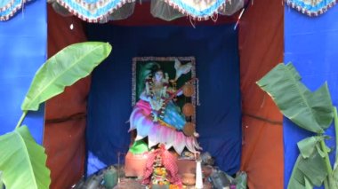 Tanrıça Saraswati 'nin İdolü, süslü pandalın içinde tapınılıyor, Howrah, Batı Bengal, Hindistan.