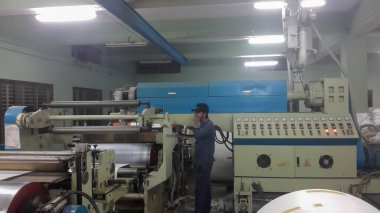 Kolkata, Batı Bengal, Hindistan - 16 Şubat 2017: Ekstrüder ve silindirler kağıt kaplama, kağıt bardaklar için PE,