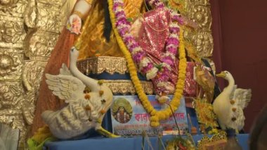 Howrah, Batı Bengal, Hindistan - 5 Şubat 2022: Tanrıça Saraswati 'nin taşıyıcısı beyaz kuğuların putu Pandal' ın içinde ibadet ediliyor.