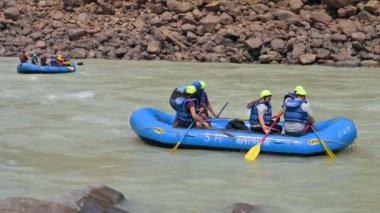 Haridwar, Uttarakhand, Hindistan - 11 Nisan 2021: Nehir raftingi, Ganj Nehri üzerindeki su sporları. Rafting nehir kıyısında başlar..