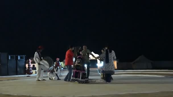 Thar Desert Rajasthan India October 15Th 2019 Tourists Dancing Rajasthani — Stock Video