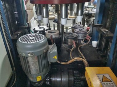 Kolkata, Batı Bengal, Hindistan - 17 Mayıs 2019: Kağıt bardaklar kağıt bardak üretim makineleri kullanılarak kağıttan yapılıyor, çalışan bir bardak imalatı veya üretim ünitesinin iç görünümü.