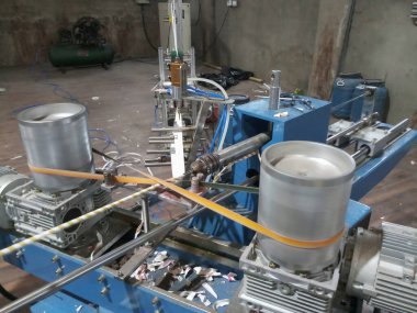 Kolkata, Batı Bengal, Hindistan - 26 Mart 2019: Çevre dostu biyo-çözünebilir kağıt saman üretim birimi. Kağıt pipetler plastik pipetler yerine giderek daha çok kullanılıyor.