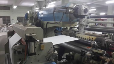 Kolkata, Batı Bengal, Hindistan - 16 Şubat 2017: Ekstrüder ve silindirler kağıt kaplama, kağıt bardaklar için PE,