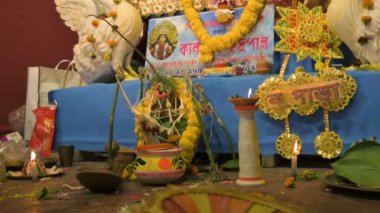 Howrah, Batı Bengal, Hindistan - 5 Şubat 2022: Pandalın içinde Tanrıça Saraswati 'ye tapmak için mumlar yakıldı.