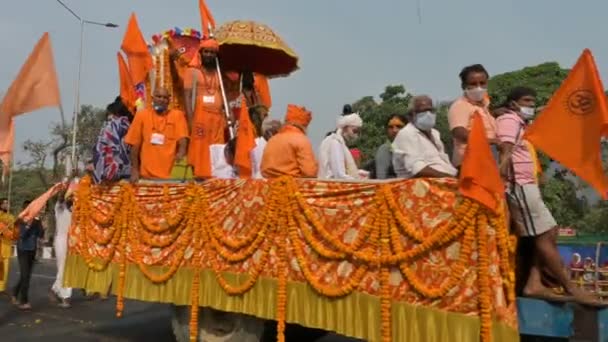 Haridwar Uttarakhand Indien April 2021 Hindu Anhänger Leuchtenden Safrankleidern Gehen — Stockvideo