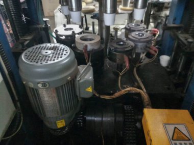 Kolkata, Batı Bengal, Hindistan - 17 Mayıs 2019: Kağıt bardaklar kağıt bardak üretim makineleri kullanılarak kağıttan yapılıyor, çalışan bir bardak imalatı veya üretim ünitesinin iç görünümü.