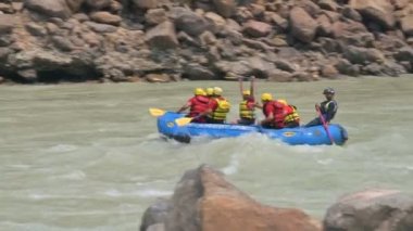 Haridwar, Uttarakhand, Hindistan - 11 Nisan 2021: Nehir raftingi, Ganj Nehri üzerindeki su sporları. Particpants eğleniyor.