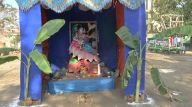 Tanrıça Saraswati 'nin İdolü, süslü pandalın içinde tapınılıyor, Howrah, Batı Bengal, Hindistan.