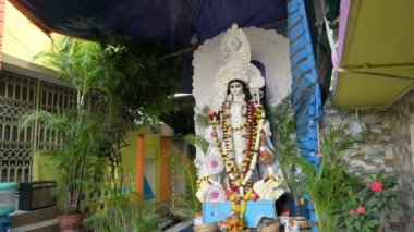 Tanrıça Saraswati 'nin İdolü, süslü pandalın içinde tapınılıyor, Howrah, Batı Bengal, Hindistan.