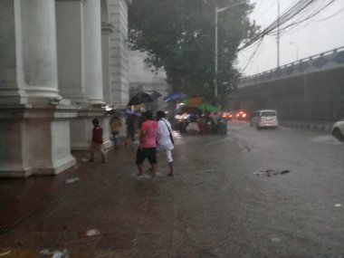 Kolkata, Batı Bengal, Hindistan - 16 Ağustos 2019: Hint müzesi yakınlarındaki su dolu patikada yürüyen yayalar. Kolkata 'da muson yağmurları,