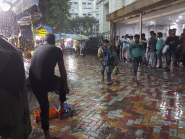 Kolkata, Batı Bengal, Hindistan - 16 Ağustos 2019: Hint müzesi yakınlarındaki su dolu patikada yürüyen yayalar. Kolkata 'da muson yağmurları,