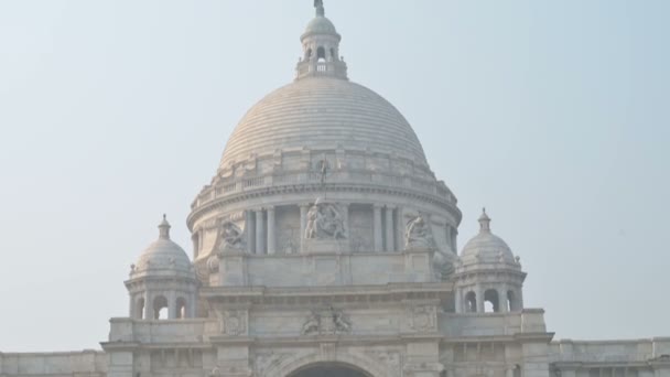 Video Angel Kolkata Atop Victoria Memorial Large Marble Building Central — ストック動画