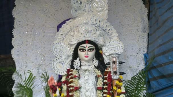 Πρόσωπο Της Θεάς Saraswati Ντυμένο Στα Λευκά Λατρεύεται Μέσα Pandal — Αρχείο Βίντεο