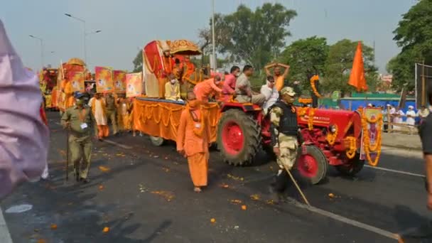 Haridwar Uttarakhand Indien April 2021 Hindu Anhänger Hellen Safrankleidern Geschmückten — Stockvideo